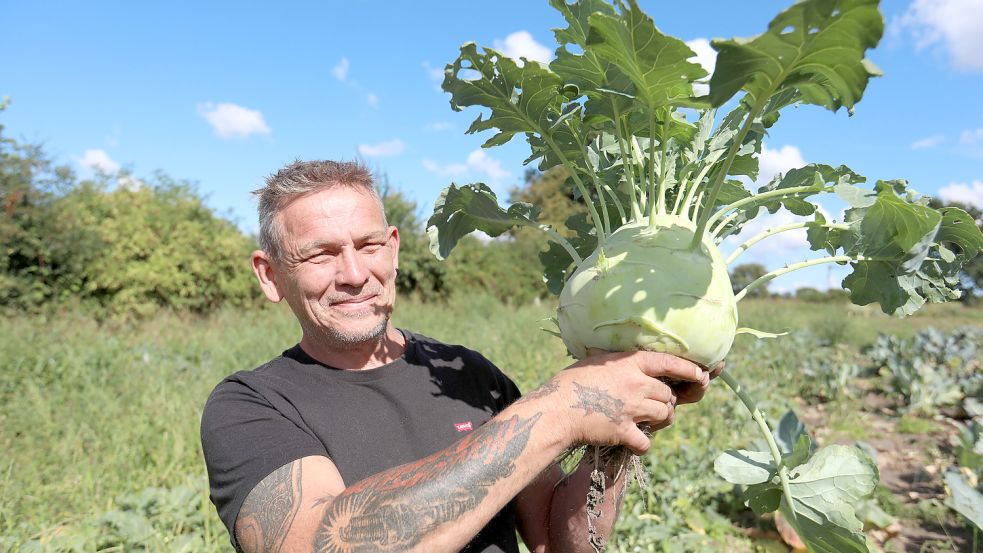 Der Händler zeigt sein Lieblingsgemüse: Der Superschmelz-Kohlrabi. Foto: Romuald Banik
