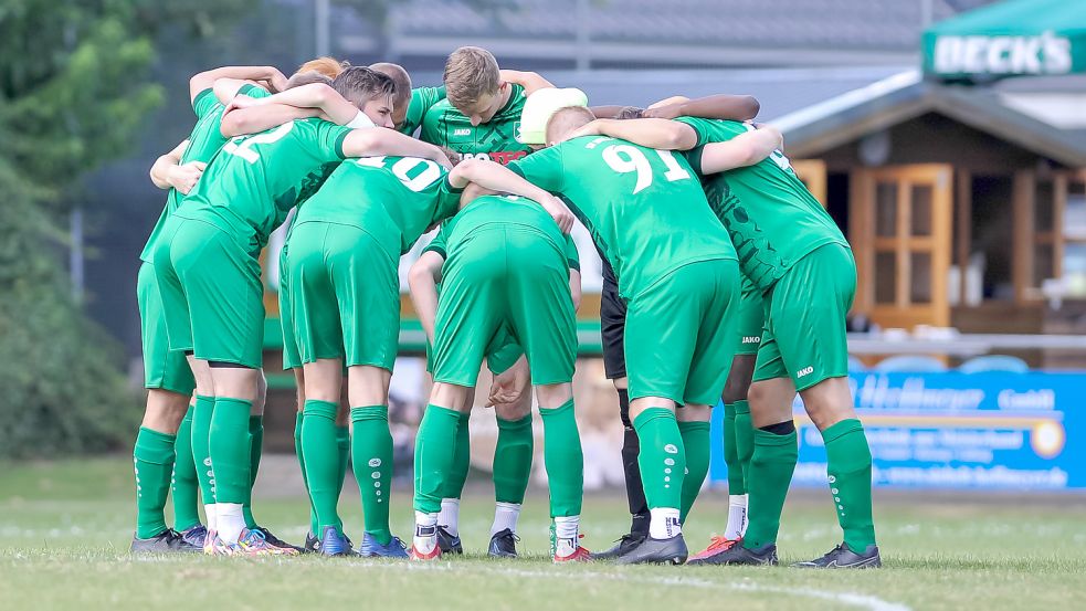 Der SV Wallinghausen präsentierte gegen Germania Leer als eine kampfstarke Einheit, die beim 2:1 ihren ersten Sieg in der Bezirksliga feierte. Foto: Stephan Friedrichs