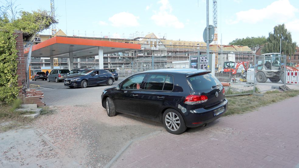 Am Breiten Weg war Diesel am Mittwoch bis zu acht Cent günstiger als anderswo – entsprechend stark war der Andrang. Foto: Romuald Banik