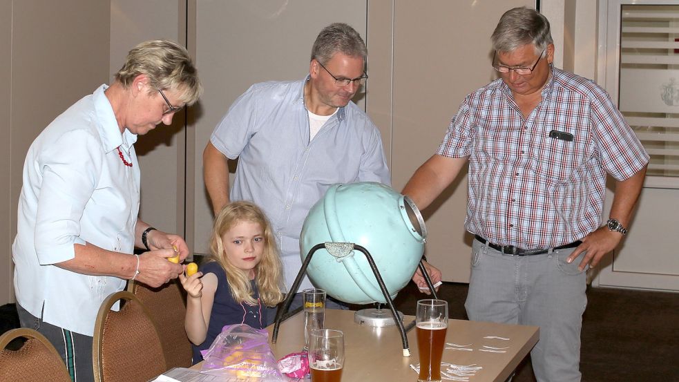 FKV-Frauenwartin Edeltraud Wiets-Frerichs, Losfee Ines Willms, LKV-Boßelobmann Stefan Willms und Hermann Thannen (LKV-Schiedsgericht während der Auslosung.Foto: Wilfried Gronewold
