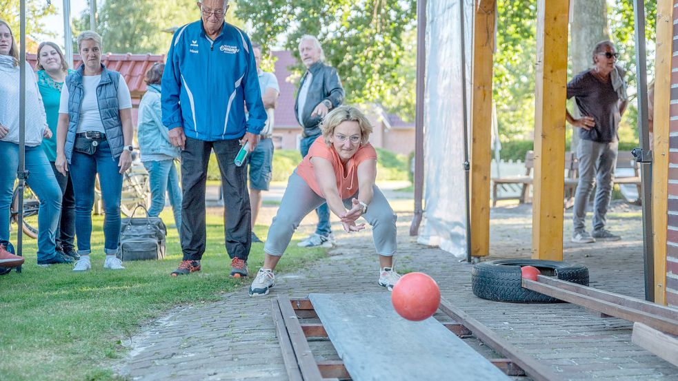 Karin Warners, Inhaberin der Mühlenapotheke Marienhafe, legte nach der Corona-Pause beim Upgant-Schottjer Firmen-Kegeln am Mittwoch die erste Kugel auf die Bahn. Foto: Folkert Bents