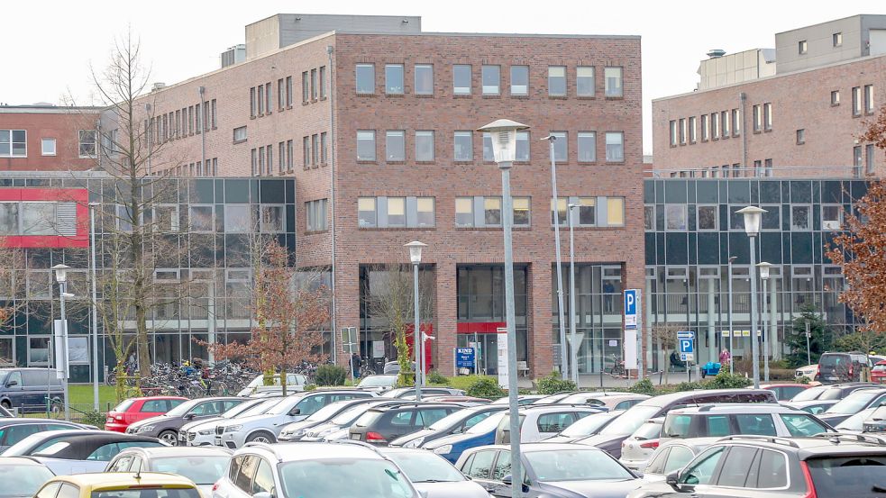 Blick vom Parkplatz auf die Auricher Ubbo-Emmius-Klinik. Foto: Romuald Banik