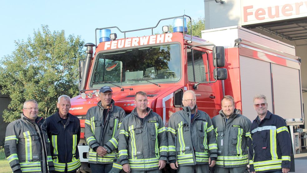 Die Tester für den Prototyp: Albert Doden (von links), Frerich de Vries, Heiko Hagenkötter , Jens Janssen, Brandschutzabschnittsleiter Jochen Behrends, Patrick Behrends, Kreisbrandmeister Dieter Helmers. Foto: Justin Herzig, Team Presse Kreisfeuerwehrverband Aurich