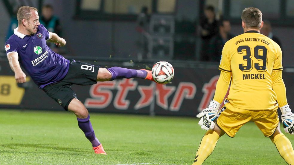 Der Auricher Frank Löning (links) schaffte mehrfach mit seinen Clubs den Sprung in die 2. Bundesliga. Im Oktober 2014 ging er für Erzgebirge Aue auf Torejagd und scheiterte in dieser Szene an Fürths Torwart Tom Mickel. Mittlerweile ist er seit Juli 2022 Cotrainer beim VfB Oldenburg. Sein Spielerpass befindet sich beim SV Wallinghausen aus der Fußball-Bezirksliga. Foto: DPA