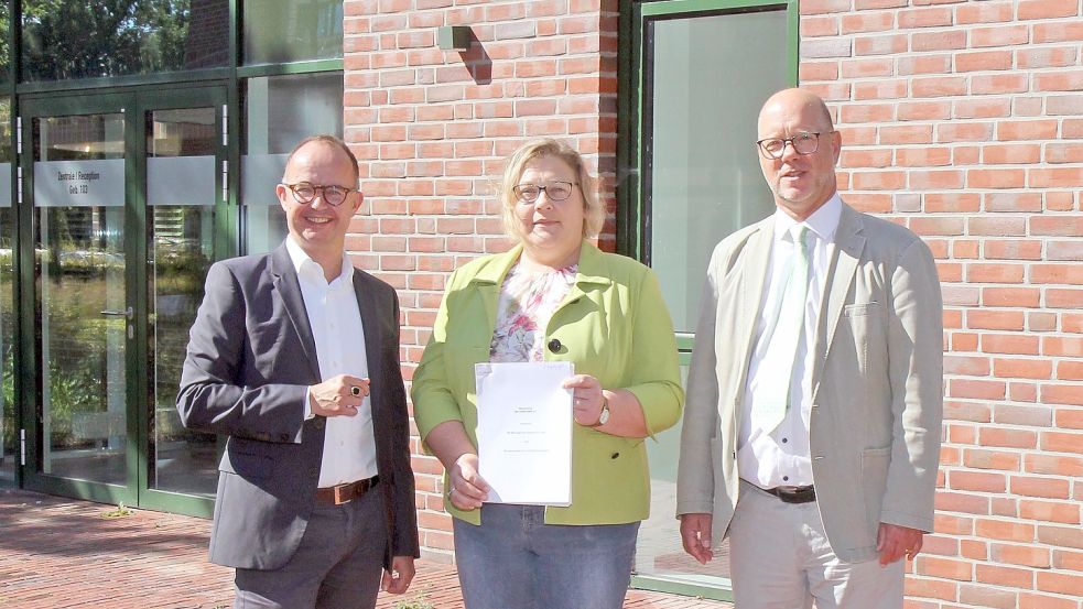 Freuen sich über den unterzeichneten Mietvertrag (von links): AWM-Geschäftsführer Mirko Preuß, Sabine Otten (Bima) und stellvertretende BAV-Direktor Frank Hentschel.Foto: privat