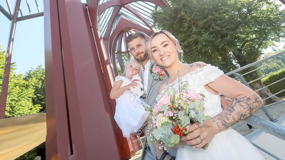 Nadine und Frank Engler mit der gemeinsamen Tochter Nela am Tag ihrer Trauung. Foto: Romuald Banik