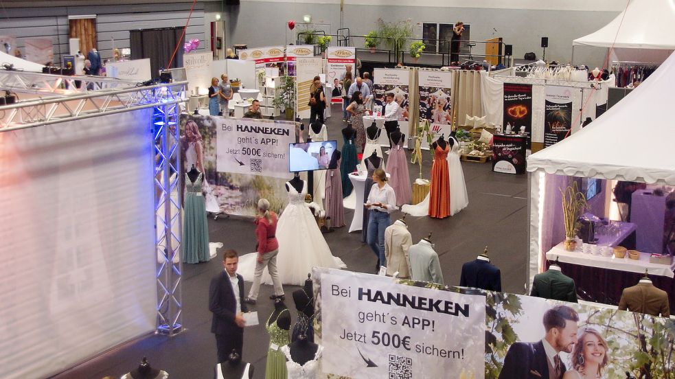 Brechend voll war es am Sonnabend nicht. Die Standbetreiber waren aber dennoch zufrieden. Foto: Holger Janssen