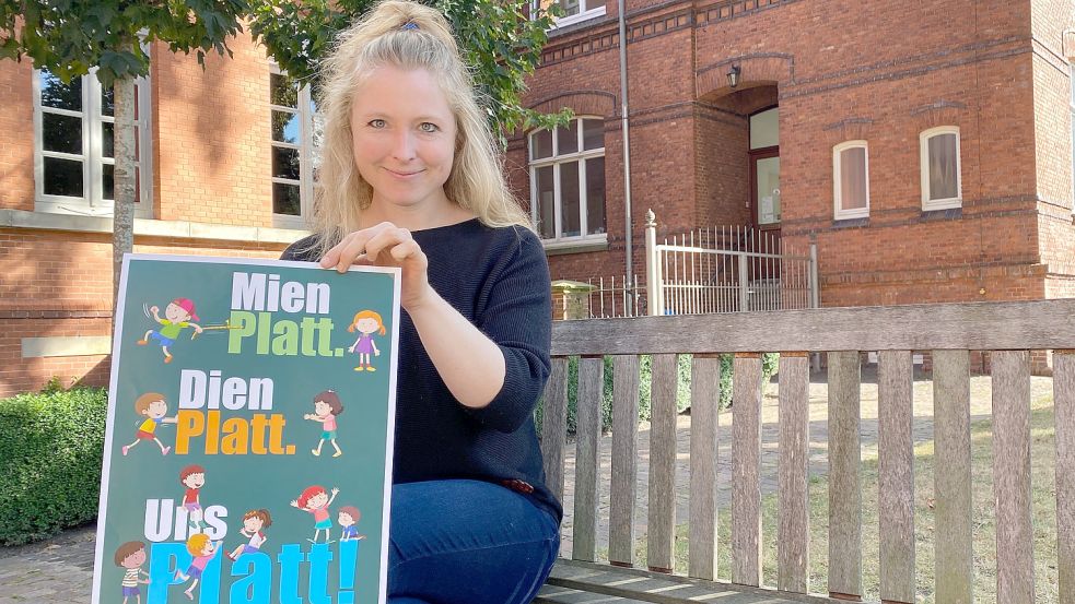 Grietje Kammler präsentiert das Motto des diesjährigen Plattdeutschmonats. Foto: Holger Janssen