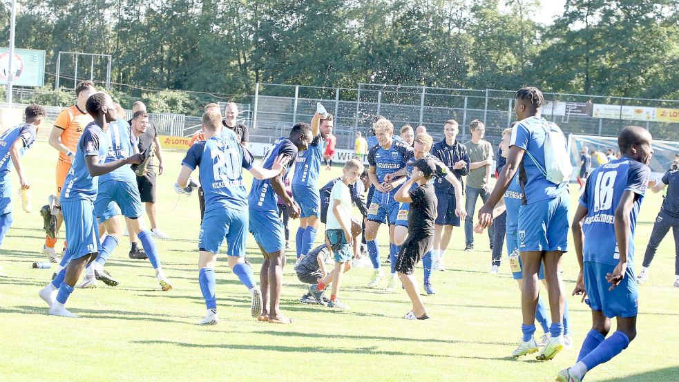 Die Spieler jubelten ausgelassen nach dem verdienten Erfolg. Fotos: Wilfried Gronewold