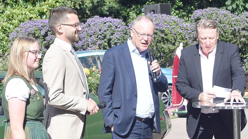 Ludger Abeln (rechts) interviewt Ministerpräsident Stephan Weil (Mitte) und den Wiesmoorer Bürgermeister Sven Lübbers.