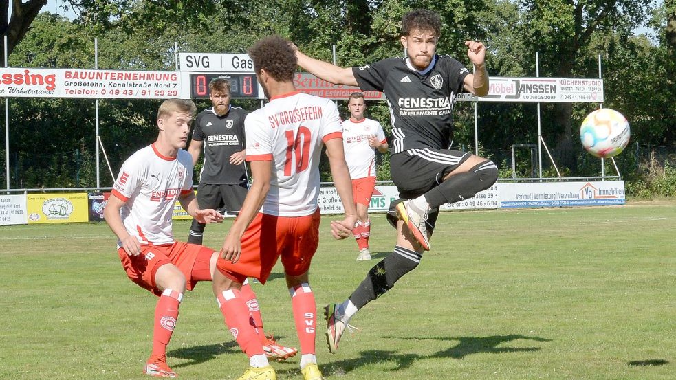 Die Großefehner Spieler Lennard Martens (links) und Shawn King (Nummer 10) laufen ins Leere, während Flügelflitzer Zolfaqhar (rechts) von TuRa Westrhauderfehn dem Ball nachjagt. Eine Szene aus der Anfangszeit. Es sollten nur noch wenige Minuten vergehen, da führten die Gäste nach einem Doppelschlag mit 2:0. Fotos: Bernd Wolfenberg