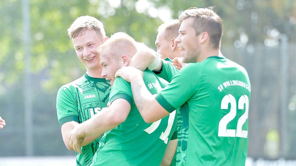 Die Wallinghausener Spieler bejubeln den Führungstreffer gegen den Aufsteiger. Vorlagengeber Hendrik Schulz wird von seinen Mitspielern gefeiert.Foto: Bernd Wolfenberg