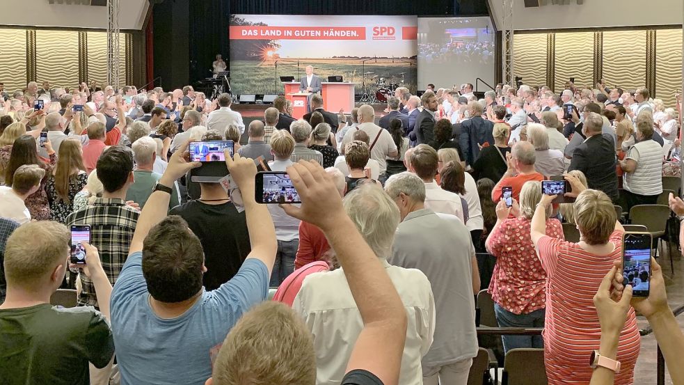 Als Olaf Scholz zum Wahlkampfauftakt der SPD in Cuxhaven die Bühne betritt, zücken viele Besucher ihre Handys. In Niedersachsen wird am 9. Oktober ein neuer Landtag gewählt. Foto: Lars Laue