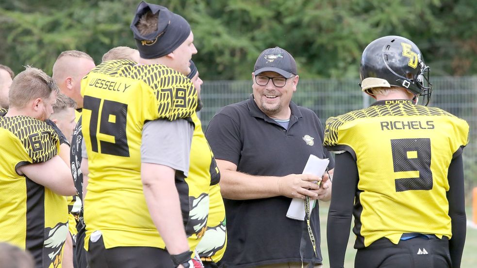 Trainer Sven Ippen hat Grund zur Freude. Die Ducks schließen die Landesliga-Saison wahrscheinlich auf Platz drei ab. Foto: Wilfried Gronewold