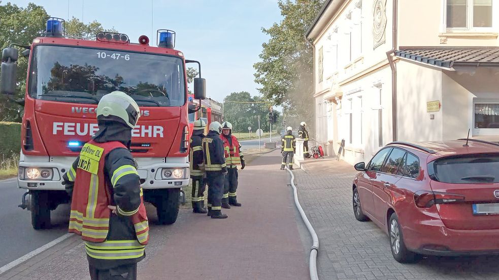 Das Gebäude wird von der Feuerwehr belüftet. Foto: Romuald Banik