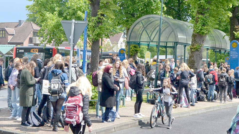 Zur Mittagszeit ist der Auricher ZOB nach wie vor gut besucht. Foto: Neelke Harms