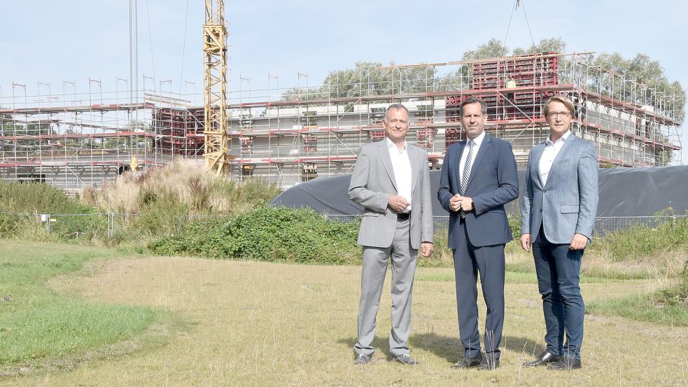 Niedersachsens Umweltminister Olaf Lies (Mitte) informierte sich am Montag in Siegelsum über den Bau des neuen Wasserwerks. OOWV-Geschäftsführer Karsten Specht (rechts) und Regionaleiter Michael Veh (links) informierten den SPD-Politiker. Foto: Thomas Dirks
