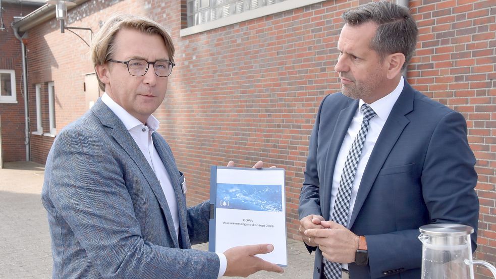 OOWV-Geschäftsführer Karsten Specht (links) überreichte Niedersachsens Umweltminister Olaf Lies ein Exemplar des Wasserversorgungskonzeptes. Foto: Thomas Dirks