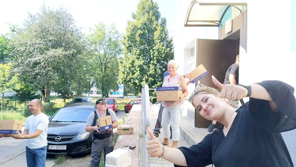 Das lief ausgezeichnet: Nach einem reibungslosen Transport von Ostfriesland nach Polen wurden die Hilfsgüter für die Ukraine in Piekary Slaskie von ehrenamtlichen Helfern in einem Zwischenlager verstaut. Foto: privat