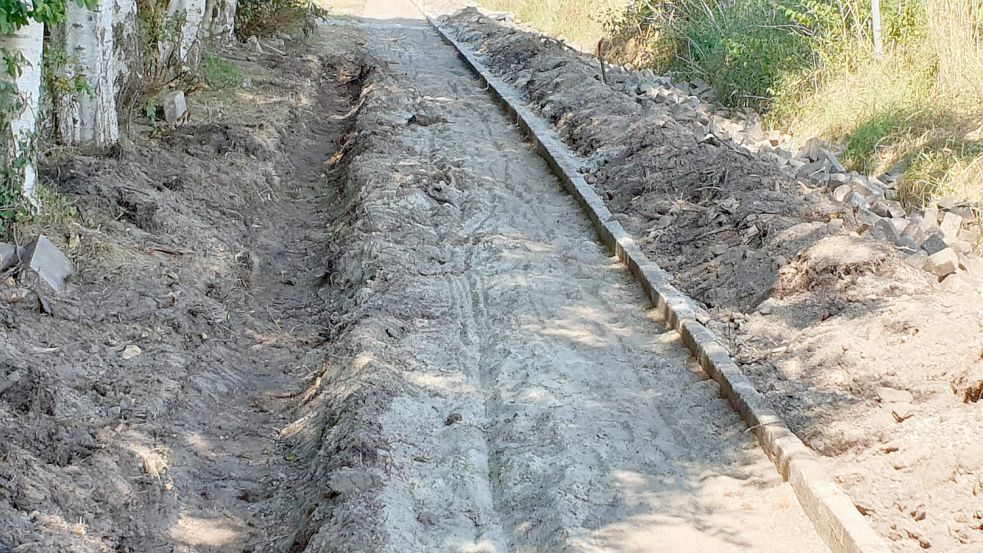 Am Verbindungsweg werden Pflaster und Bordsteine erneuert. Foto: Gemeindeverwaltung
