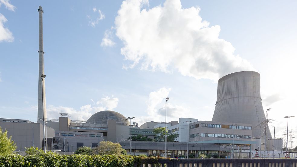 Das Kernkraftwerk Emsland wird ungeachtet möglicher Energieengpässe abgeschaltet. Zwei Meiler in Süddeutschland bleiben indes vorläufig in Reserve. Foto: Friso Gentsch/dpa