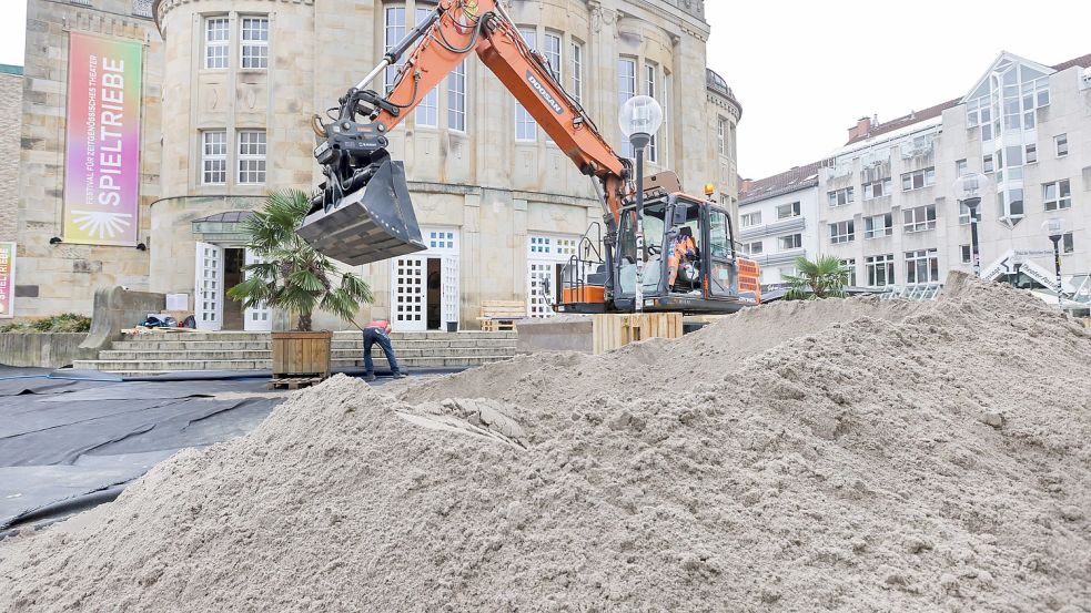 Die Bagger rücken an - aber nicht, um das Osnabrücker Theater zu sanieren, sondern um die Strandbar vor dem Haus einzurichten. Die Sanierung startet frühestens 2027 oder 2028. Foto: Jörn Martens