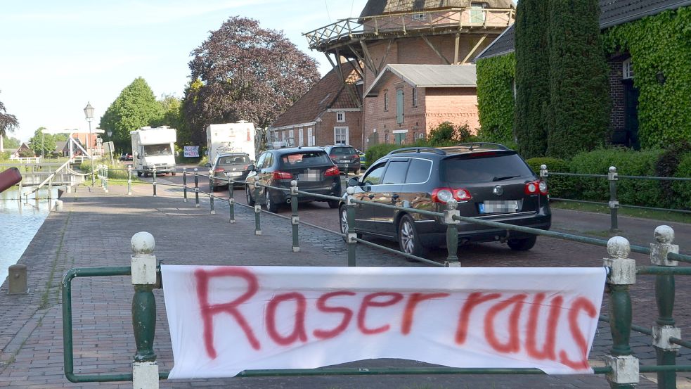 „Raser raus“: Mit Plakaten machten die Westgroßefehntjer zuletzt ihrem Unmut deutlich Luft. Foto: Aiko Recke