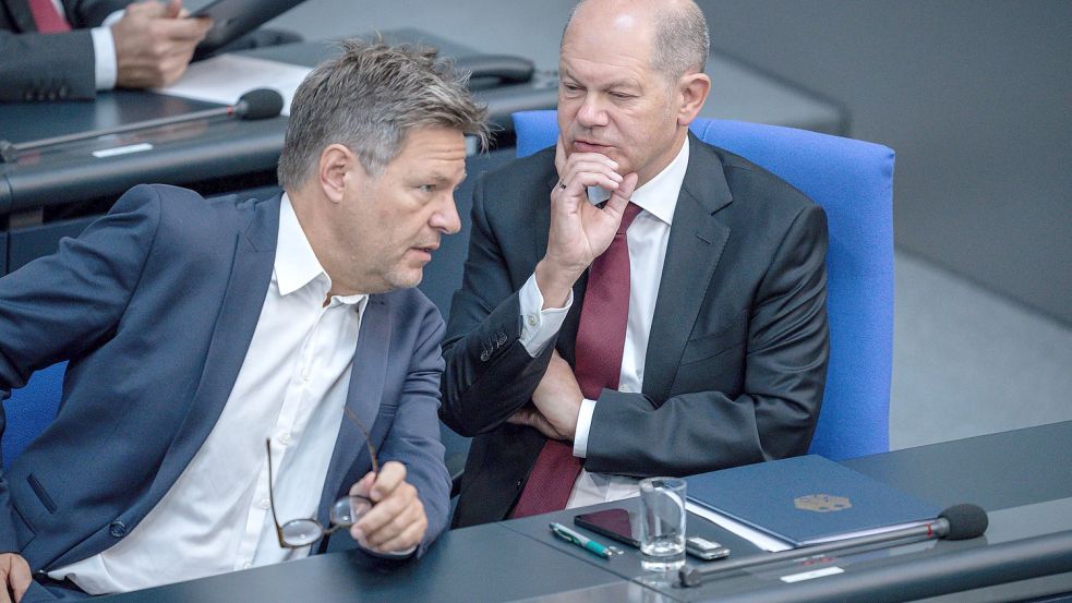 Vizekanzler Robert Habeck (Grüne) und Kanzler Olaf Scholz (SPD) am Mittwoch bei der Generaldebatte Foto: Michael Kappeler / dpa