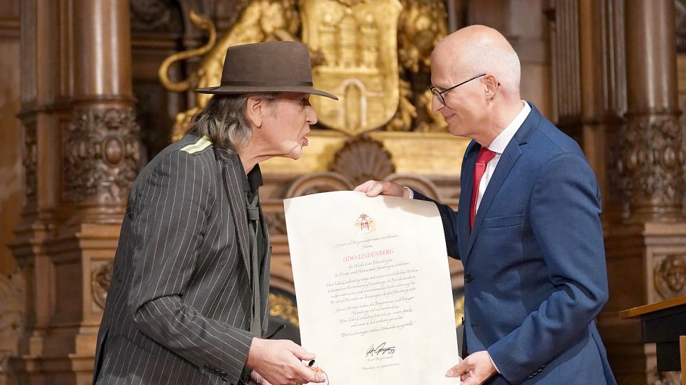 Bürgermeister Peter Tschentscher (rechts) überreicht Udo Lindenberg die Urkunde als Hamburgs Ehrenbürger. Foto: dpa