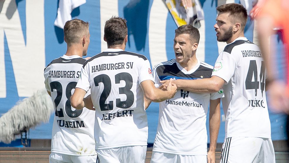Das Trikot, in dem HSV-Spieler Laszlo Benes (Zweiter von rechts) hier im Spiel gegen Bielefeld sein Tor bejubelt, wurde zugunsten der Familie von Marco Memenga für 3500 Euro versteigert. Foto: Swen Pförtner/DPA