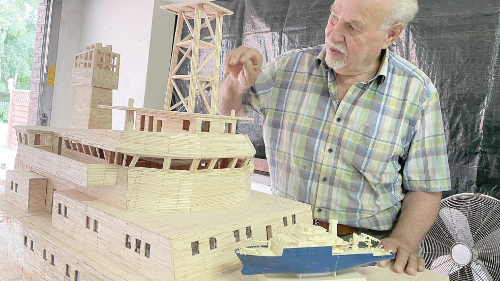 Lothar Bunscheit tüftelt noch an Einzelheiten seines neuen, 3,50 Meter langen Modells der „Meteor“. Foto: Janßen