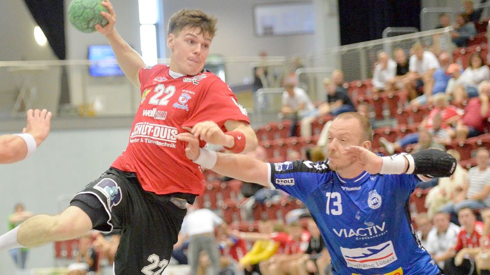 Sehenswert war schon mal der Auftritt des OHV (mit Ball Jonas Wark) im DHB-Pokalspiel gegen Zweitligist VfL Lübeck-Schwartau. Im ersten Punktspiel in eigener Halle bekommen es die Auricher am Sonntag mit dem TSV Altenholz zu tun. Foto: Bernd Wolfenberg
