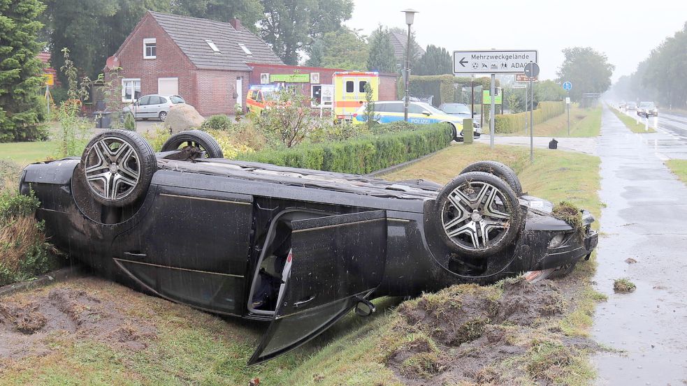 Ein Wagen hat sich auf der Dornumer Straße überschlagen. Foto: Heino Hermanns