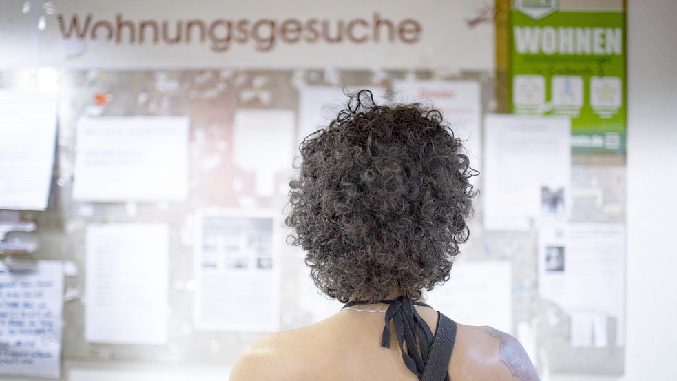 Wohnung verzweifelt gesucht: Schwarze Bretter wirken aus der Zeit gefallen, können aber manchmal Retter in der Not sein. Foto: imago images/photothek (Symbolbild)