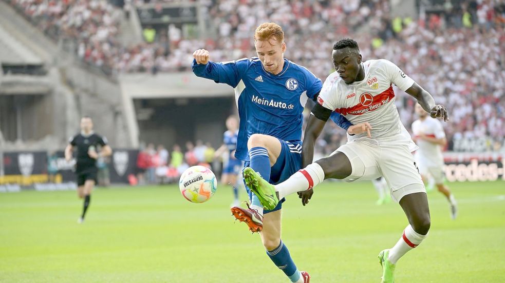 Nachdem Schalke 04 um Verteidiger Maya Yoshida im letzten Spiel gegen den VfB Stuttgart nur ein Unentschieden gelang, hoffen die Knappen nun auf den ersten Sieg dieser Saison Foto: Marijan Murat/dpa