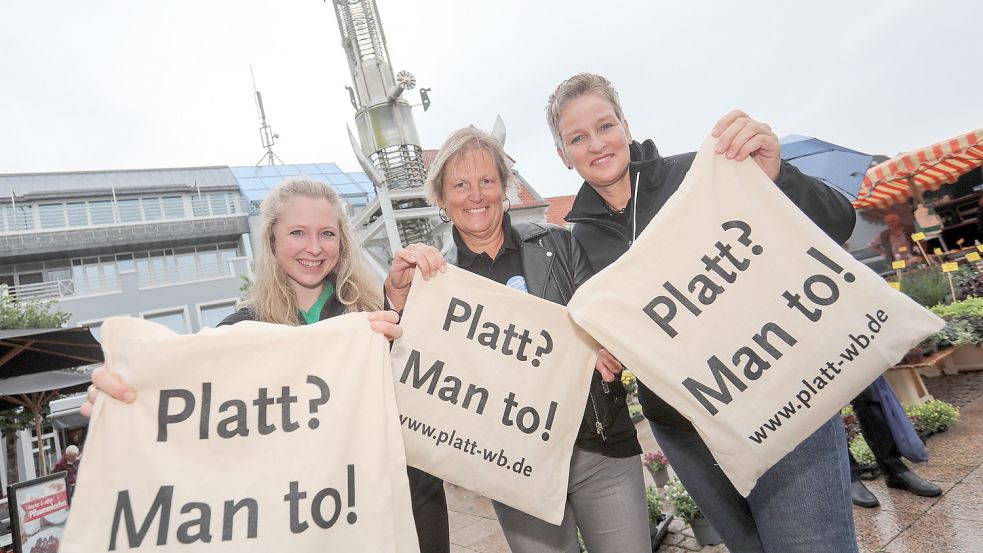 Die Leiterin des Plattdeutschbüros der Ostfriesischen Landschaft, Grietje Kammler (von links) mit den Plattdeutschbeauftragten der Stadt, Hannelore Reck, und des Landkreises Aurich, Heidi Wientjes. Foto: Romuald Banik