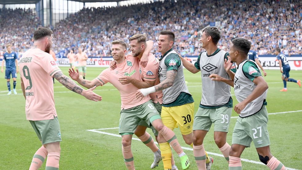 Wollen den ersten Heimsieg der Saison 2022/23 bejubeln: die Werder-Profis (von links) Oliver Burke, Mitchell Weiser, Niclas Füllkrug, Michael Zetterer, Fabio Chiarodia und Felix Agu. Foto: imago images/Team 2