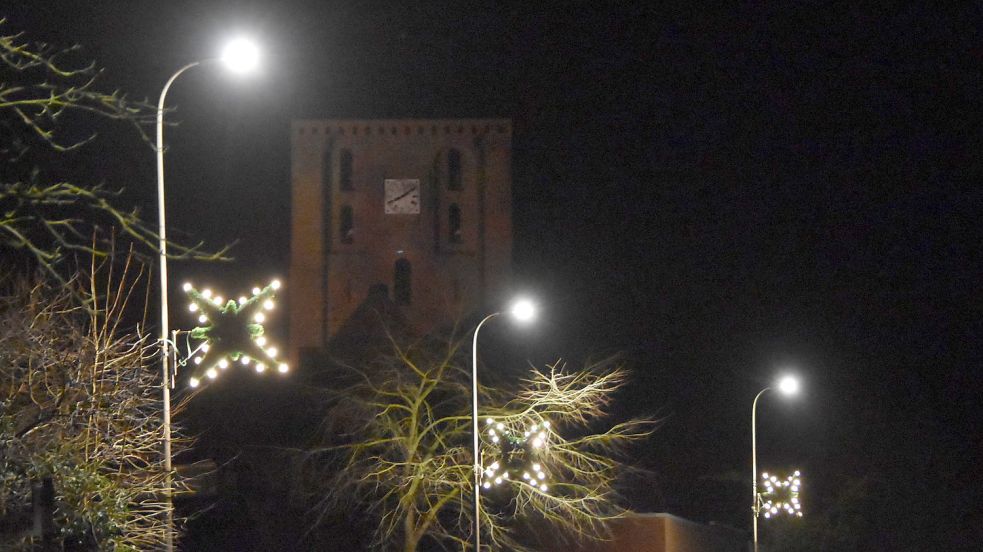 2019 leuchteten Straßenlaternen und Weihnachtssterne in Marienhafe sogar zeitgleich. In diesem Jahr muss Energie gespart werden. Foto: Thomas Dirks