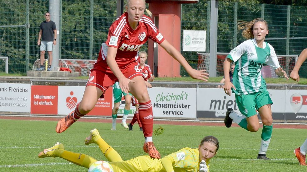 Der Moment des ersten Tores: Elisabeth Steiner umkurvt die Werder-Torhüterin und vollendet zur 1:0-Führung für Aurich.Foto: Bernd Wolfenberg