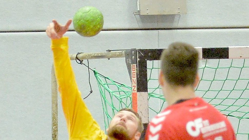 OHV-Torwart Edgars Kuksa machte sich ein ums andere Mal lang, konnte die Niederlage aber nicht verhindern.