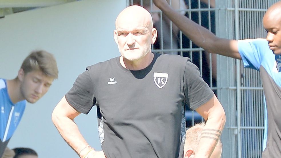 Kickers-Trainer Stefan Emmerling kann es nicht fassen. Der Aufschwung nach dem ersten Saisonsieg war nur kurz. In Hannover kassierte Kickers fünf Gegentore. Foto: Bernd Wolfenberg