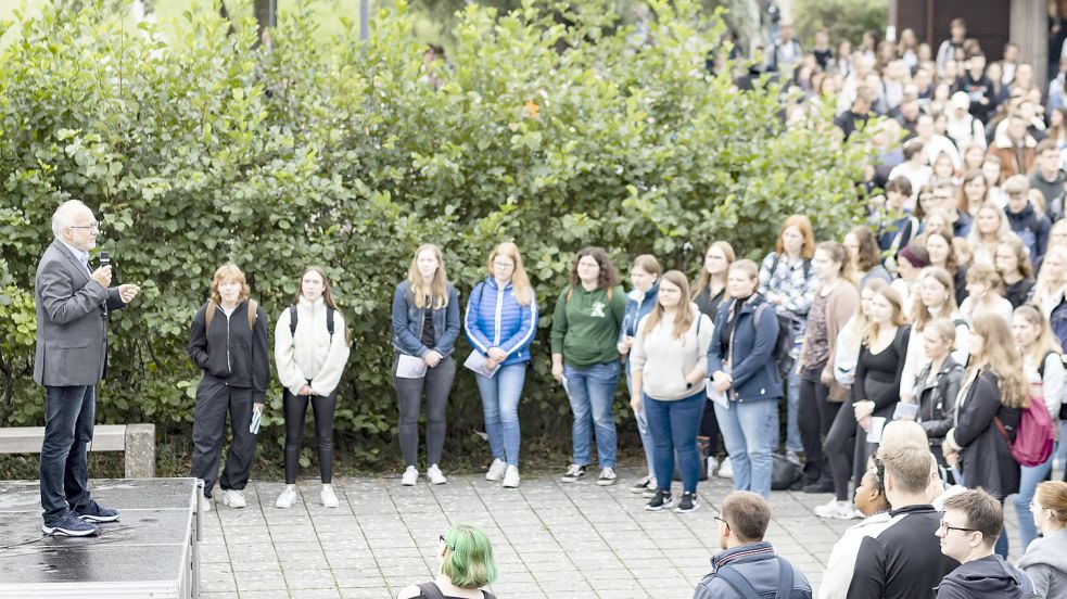 Hochschul-Präsident Prof. Dr. Gerhard Kreutz begrüßte die Erstsemester auf dem Emder Campus. Foto: Privat