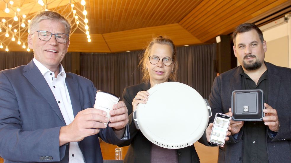 Bürgermeister Horst Feddermann (von links), Dagmar Flügge von Klaverveer und Michael Strohschän von Kochlöffel präsentierten am Montag einige Beispielbehälter. Foto: Karin Böhmer