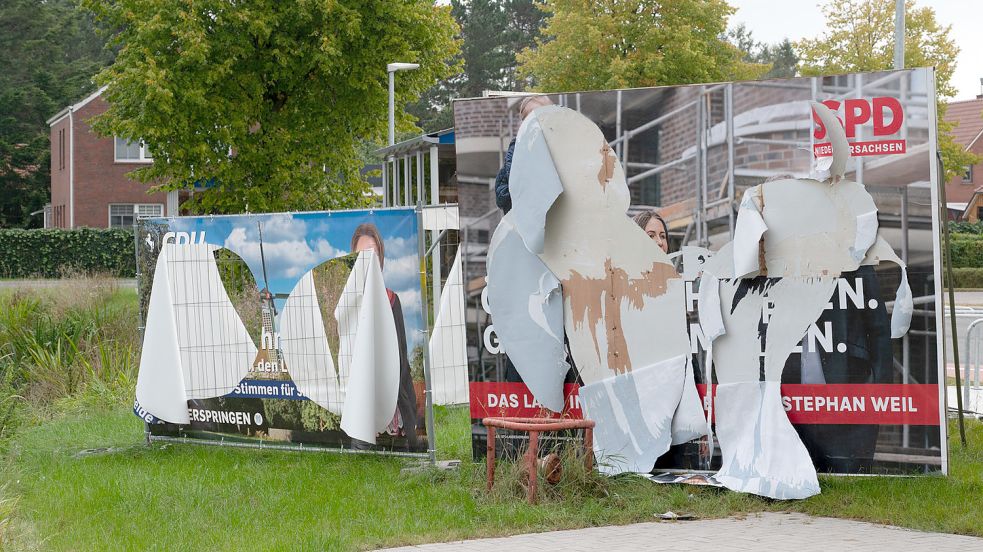 Zerstörte Wahlplakate von SPD und CDU am Marktplatz in Rechtsupweg. Foto: Folkert Bents