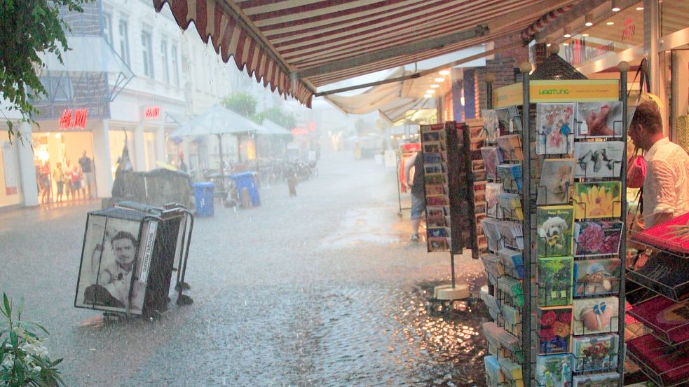 Starkregenereignisse werden häufiger. Schon in der Vergangenheit setzte sturzflutartiger Regen der Auricher Kanalisation zu. Foto: Romuald Banik