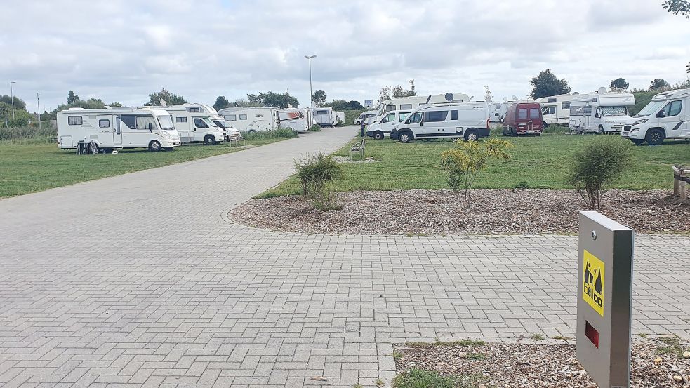 Viele Wohnmobilisten kommen jedes Jahr nach Norddeich. Damit es künftig mehr Platz gibt, wollte die Norder Verwaltung den Parkplatz am Ocean Wave ausbauen. Die Politik ist dagegen. Foto: Rebecca Kresse