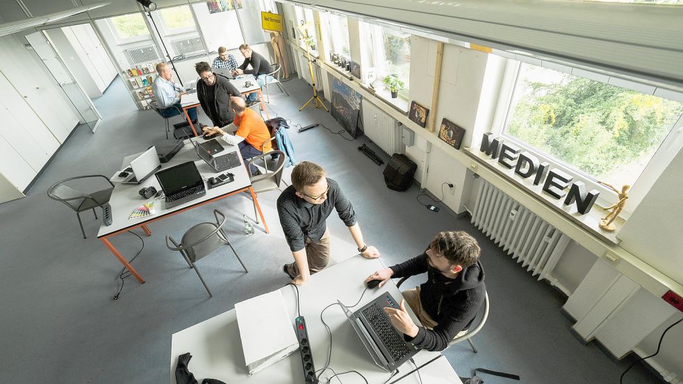 Coworking-Spaces vermutet man vor allem in hippen Großstadtmilieus. Doch in den vergangenen Jahren gibt es auch Angebote auf dem Land, wie hier das offene Büro im oberfränkischen Kurort Bad Berneck im Jahr 2017. Foto: Nicolas Armer/DPA