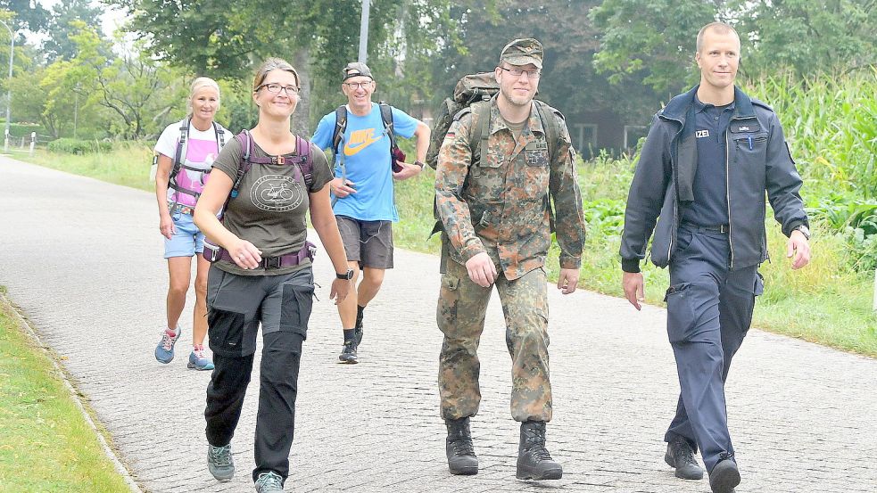 Eine Fünfergruppe unterwegs in Lübbertsfehn. Am zweitägigen 4. Ostfriesischen Freiheitsmarsch nahmen rund 550 Personen teil. Nach Auskunft der Organisatoren vom MTV Aurich hat sich diese Veranstaltung in der Wanderszene etabliert. Fotos: Gerd-Arnold Ubben