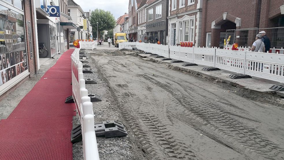 An der nördlichen Seite der Baustelle hat die Stadt einen roten Teppich verlegen lassen. Dieser soll nicht nur Symbol sein für die Kunden, sondern auch den Schmutzeintrag in die Geschäfte verringern. Foto: Karin Böhmer