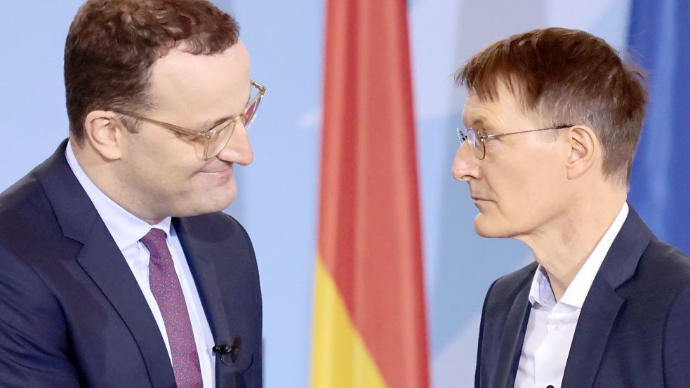 Jens Spahn und Karl Lauterbach: Der alte und der neue Gesundheitsminister. Foto: picture alliance/dpa/Reuters/Pool